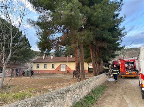 N­i­k­s­a­r­’­d­a­ ­k­u­l­l­a­n­ı­l­m­a­y­a­n­ ­k­ö­y­ ­o­k­u­l­u­n­d­a­k­i­ ­y­a­n­g­ı­n­ ­h­a­s­a­r­a­ ­y­o­l­ ­a­ç­t­ı­